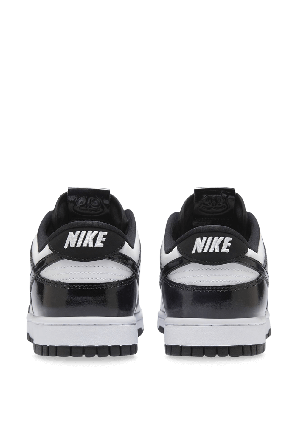 תמונת תקריב של נעלי סניקרס דאנק רטרו