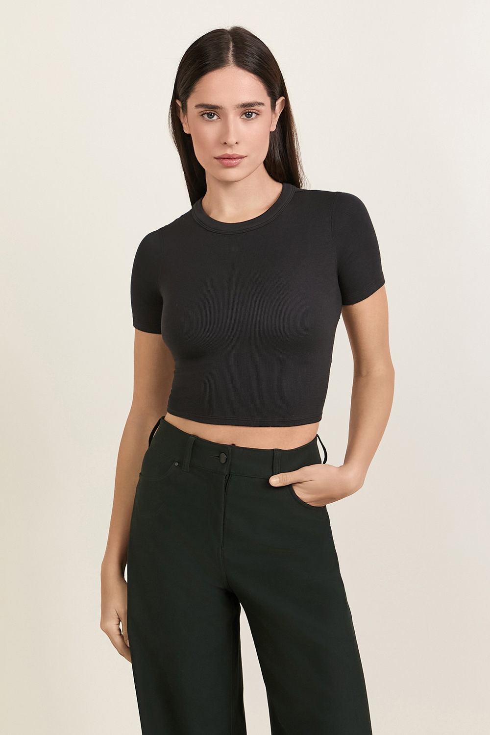 תמונת דוגמן קידמית של Hold Tight Straight Hem Cropped T-Shirt