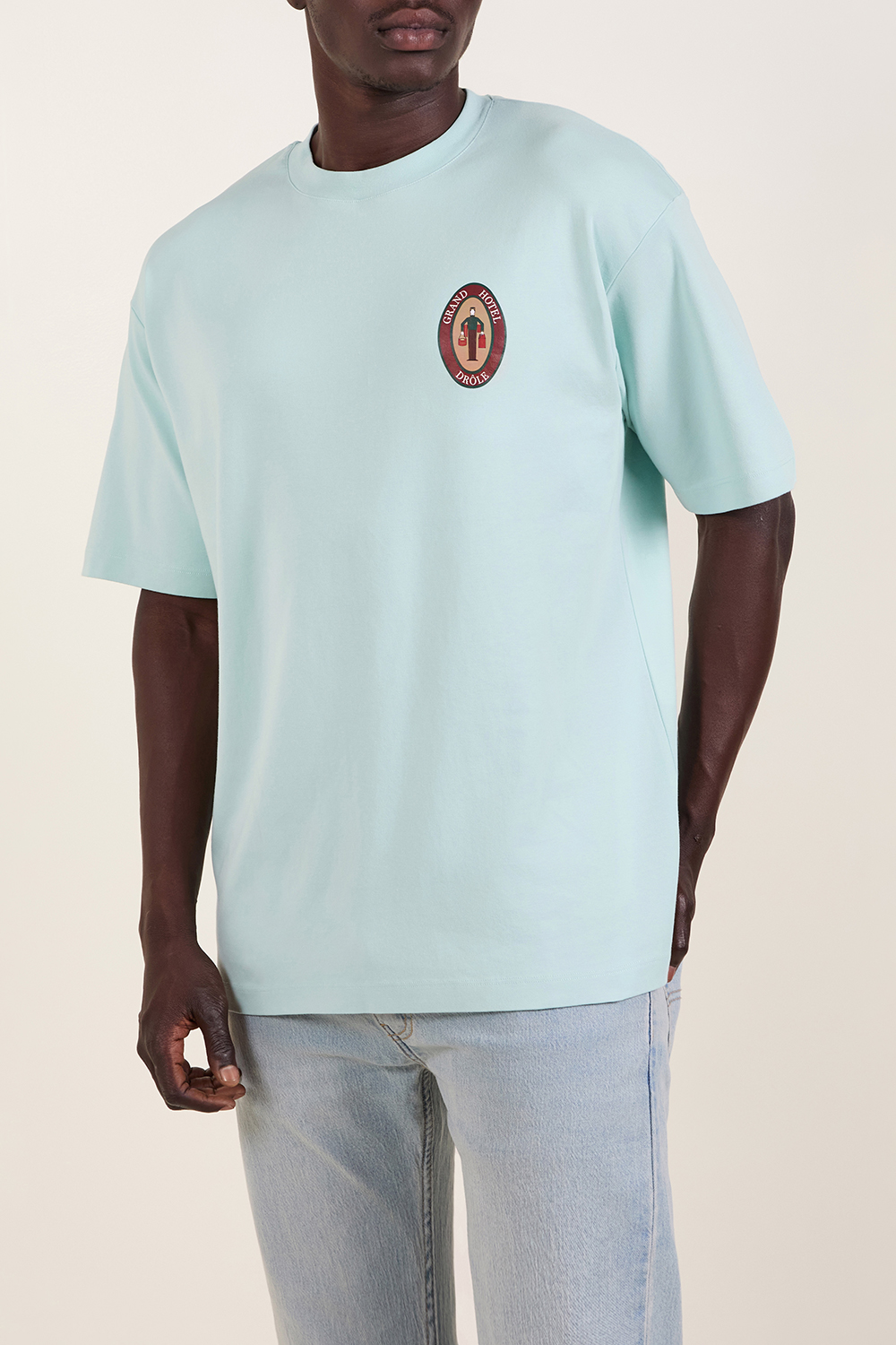 תמונת דוגמן קידמית של חולצת טי גארנד הוטל