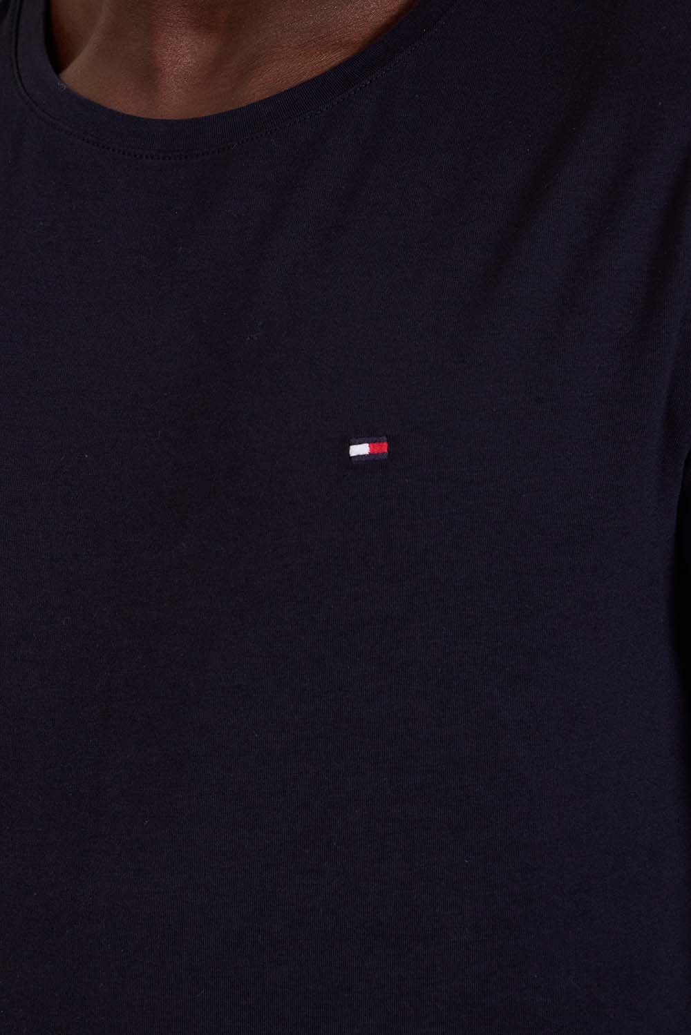 תמונת תקריב דוגמן של חולצת טי עם שרוולים ארוכים