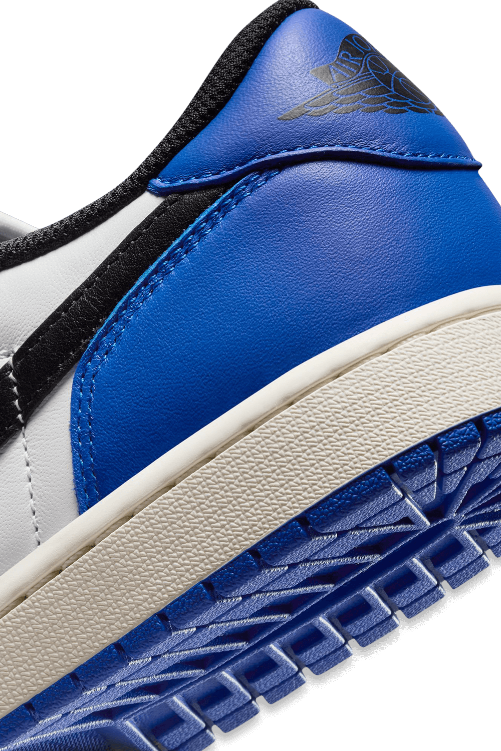 תמונת תקריב של נעלי סניקרס אייר ג'ורדן 1