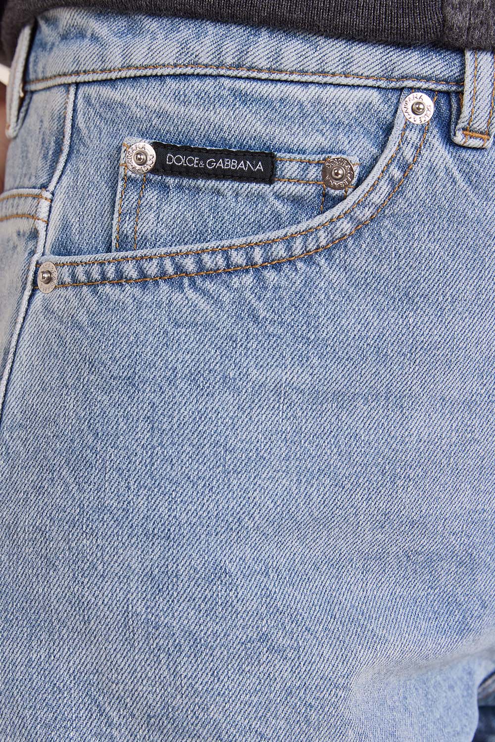 מכנסי ג'ינס קצרים