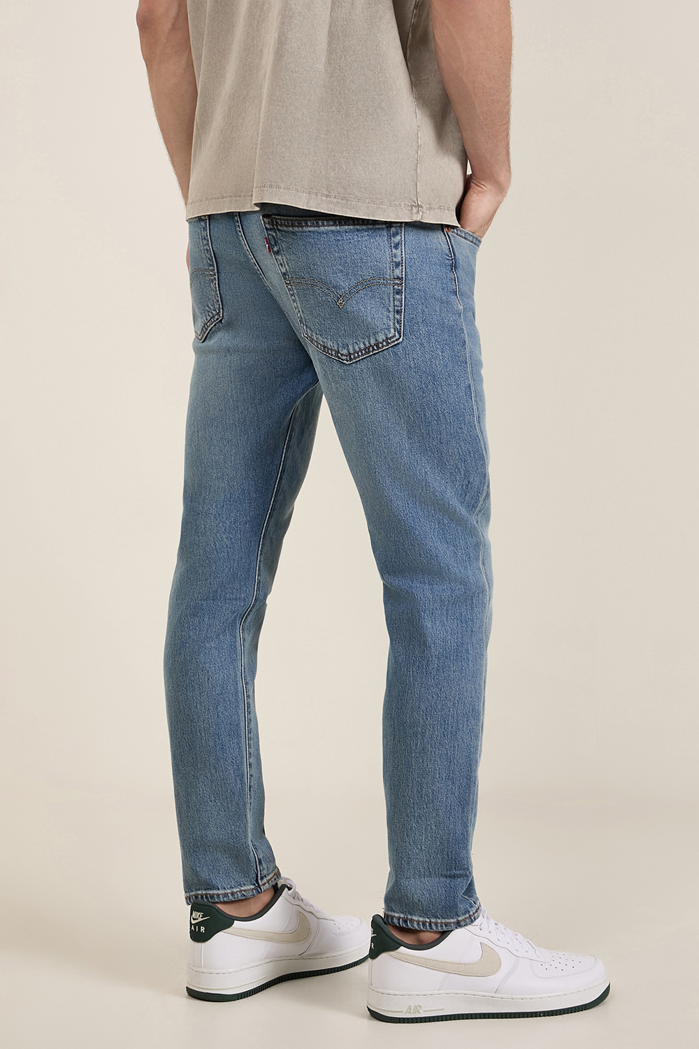 תמונת דוגמן אחורית של מכנסי ג'ינס סלים טאפר 512