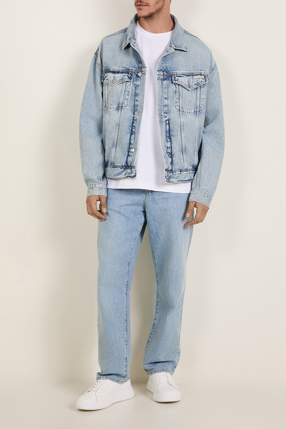 תמונת דוגמן קידמית של נעלי סניקרס