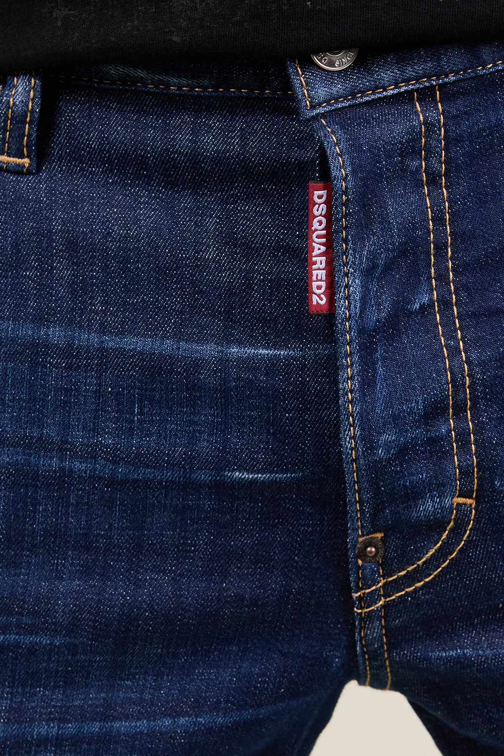 תמונת תקריב דוגמן של מכנסי ג'ינס סקייטר