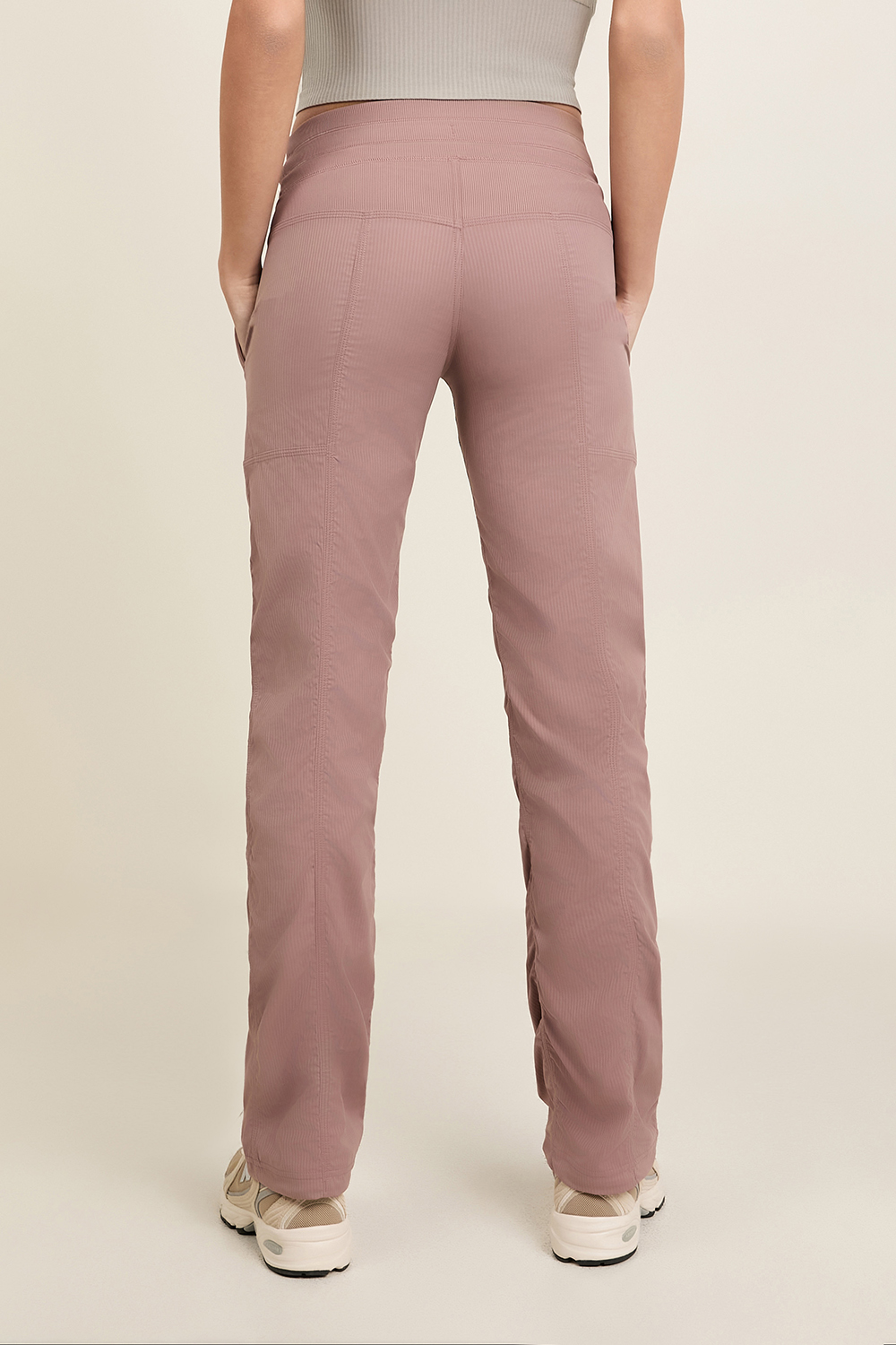 תמונת דוגמן אחורית של Dance Studio Mid-Rise Pant *Regular