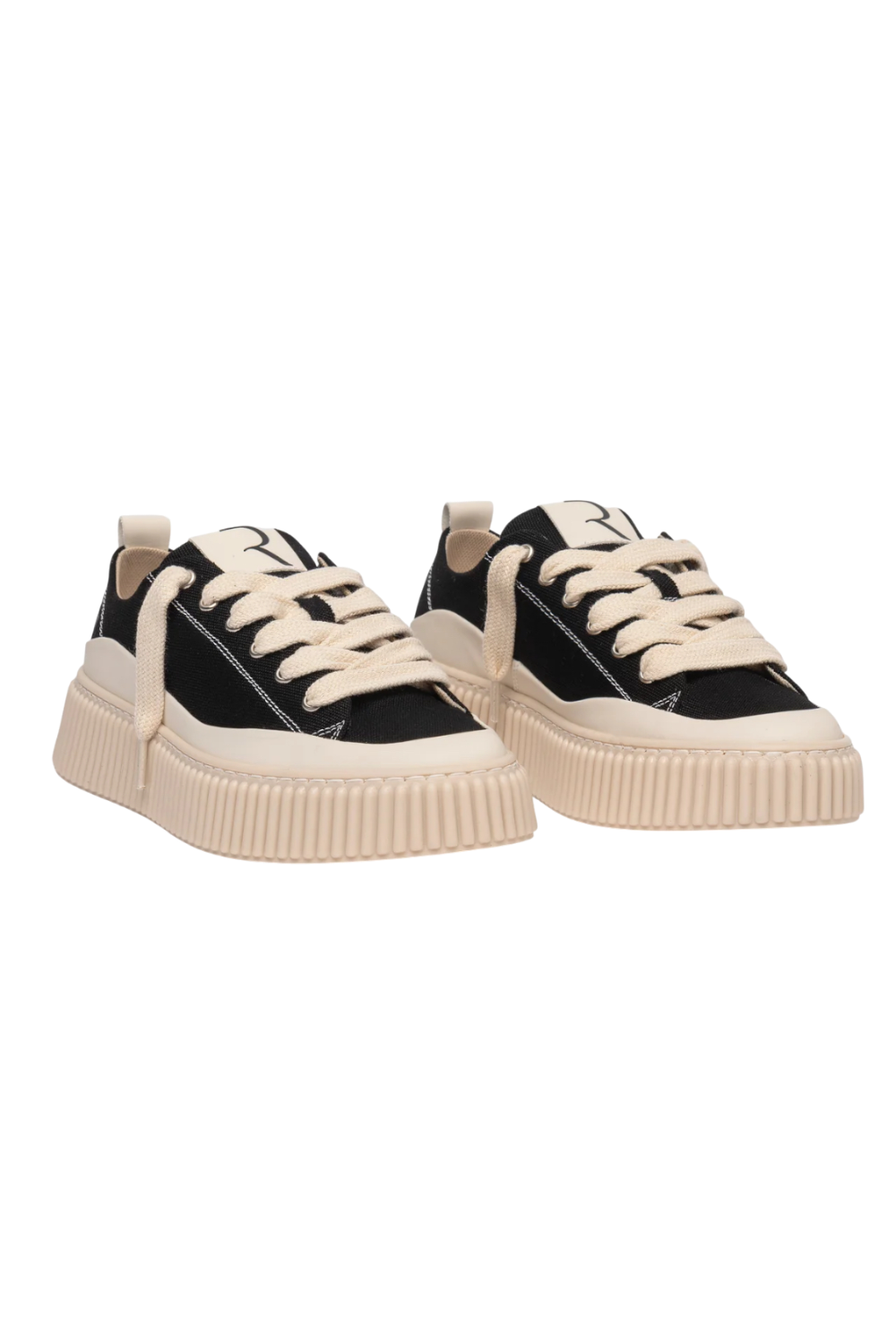 תמונת תקריב של נעלי סניקרס 2020