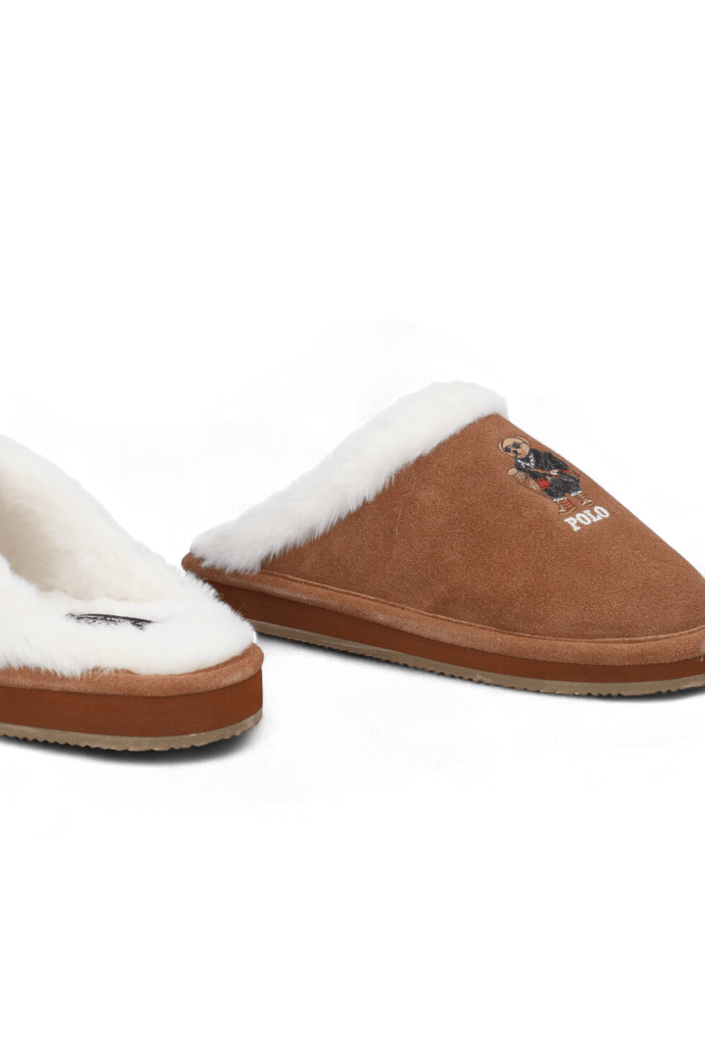 תמונת תקריב של נעלי בית