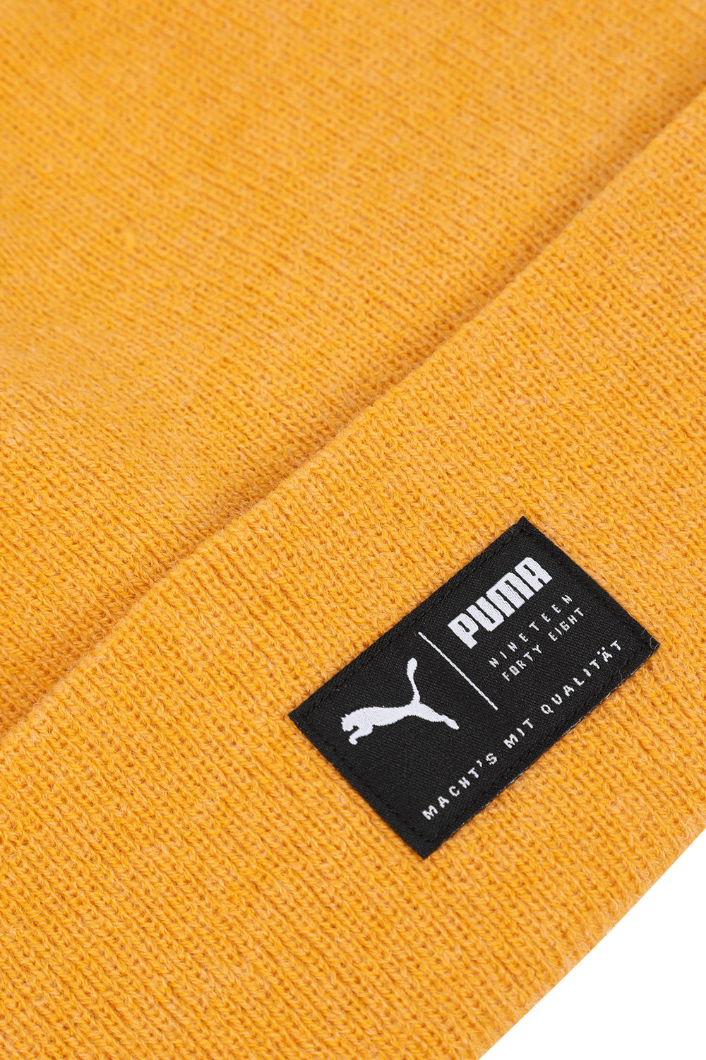 תמונת תקריב של כובע גרב סרוג עם לוגו בצבע צהוב חרדל