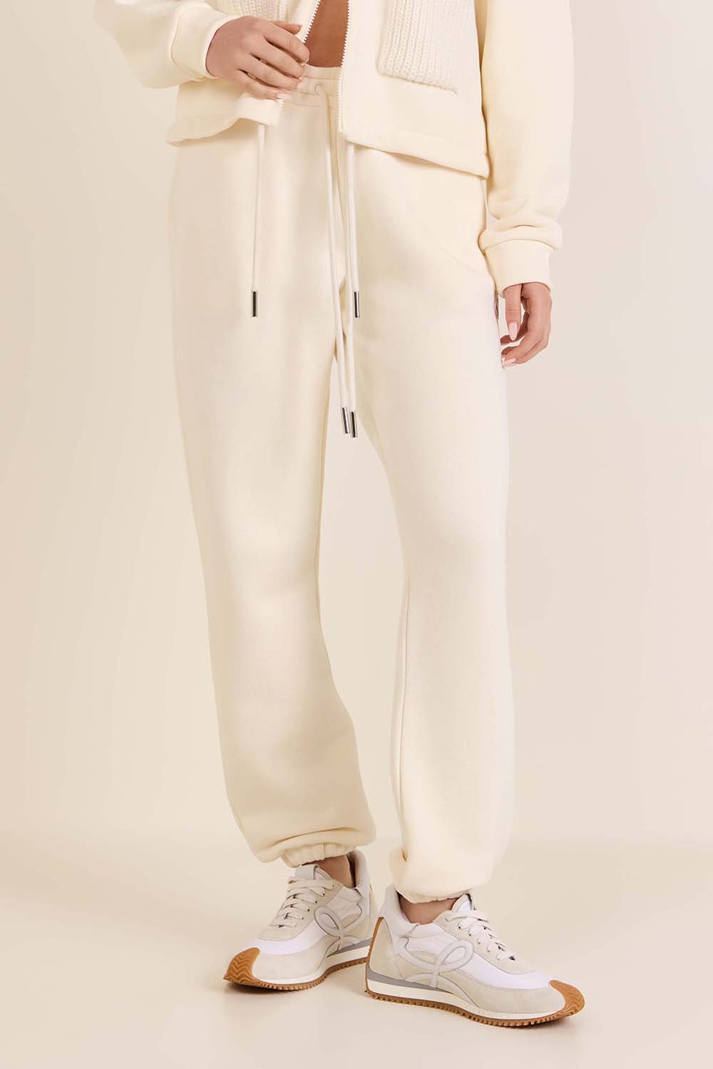 תמונת דוגמן קידמית של מכנסי ג'וג