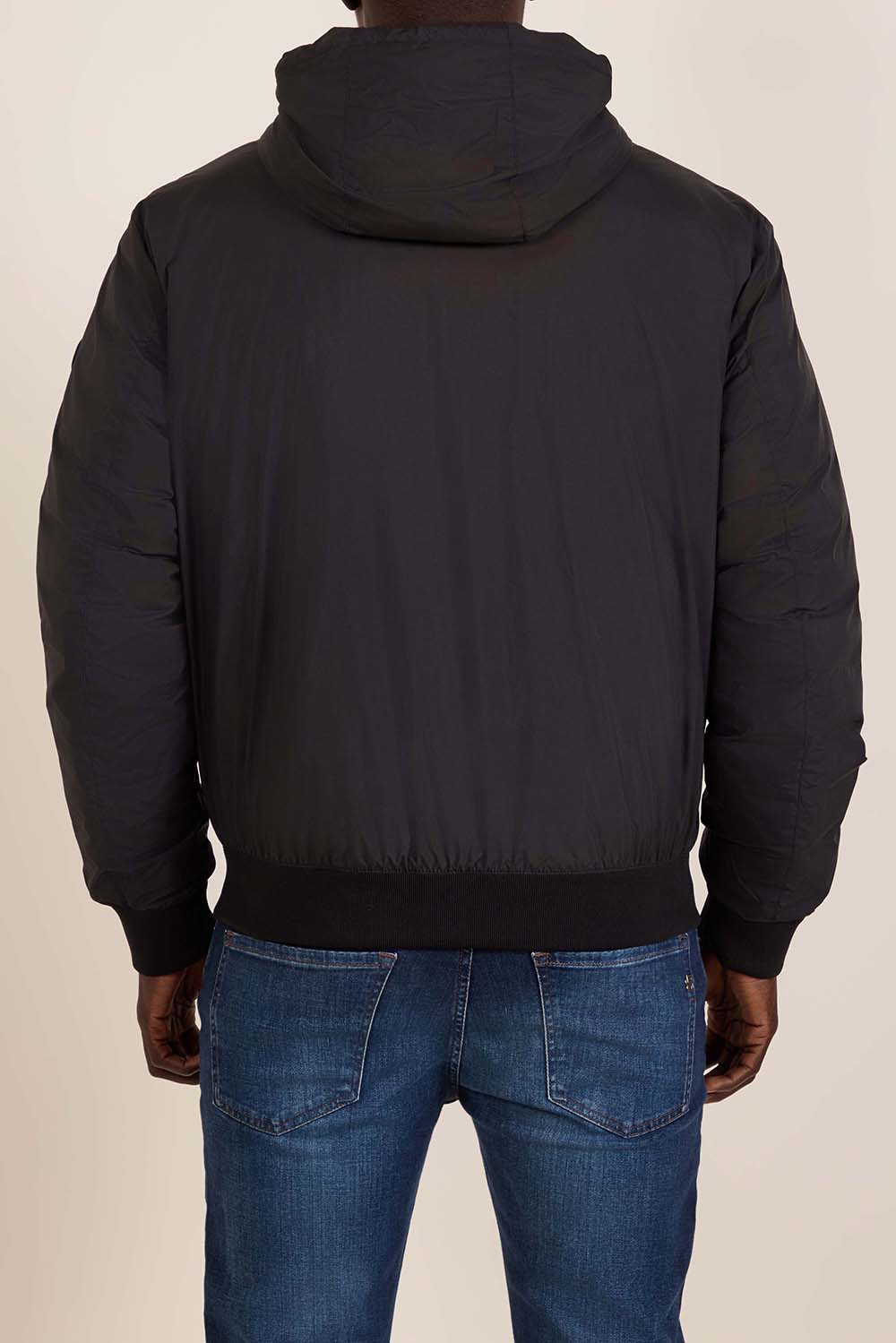 תמונת דוגמן אחורית של מעיל פוך קל