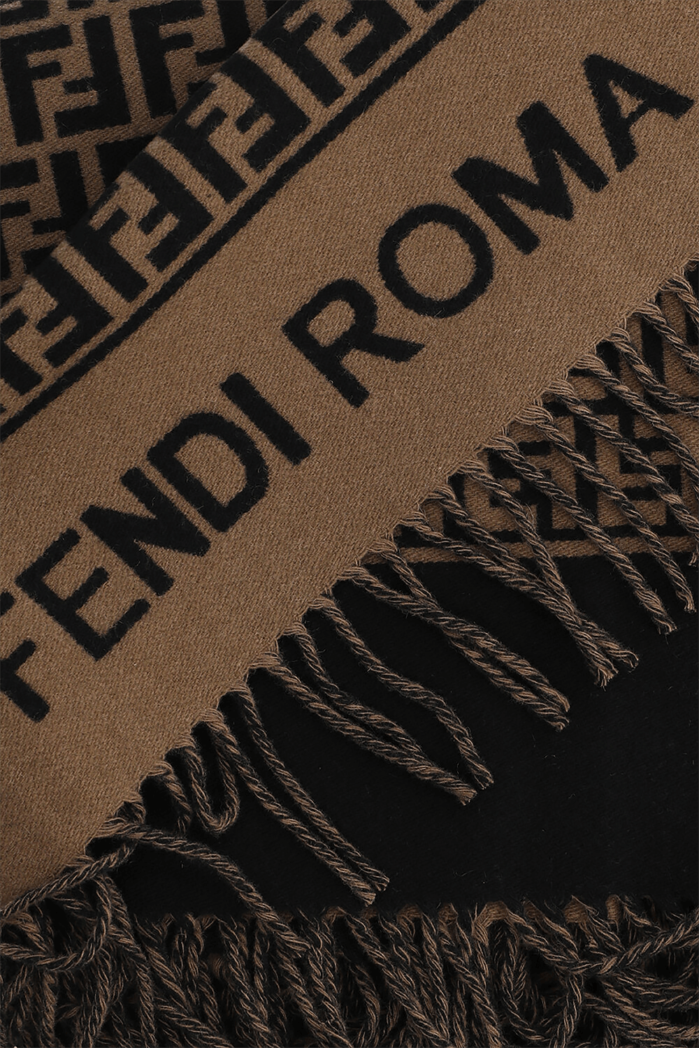 תמונה אחורית של פונצ'ו מצמר