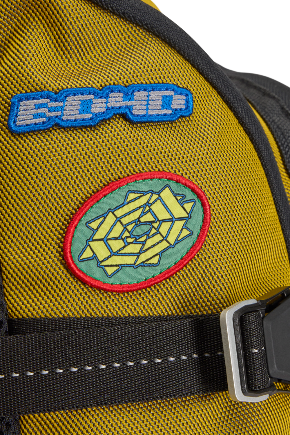 תמונת תקריב של אדידס X בריין-דד תיק קרוסבודי סלים