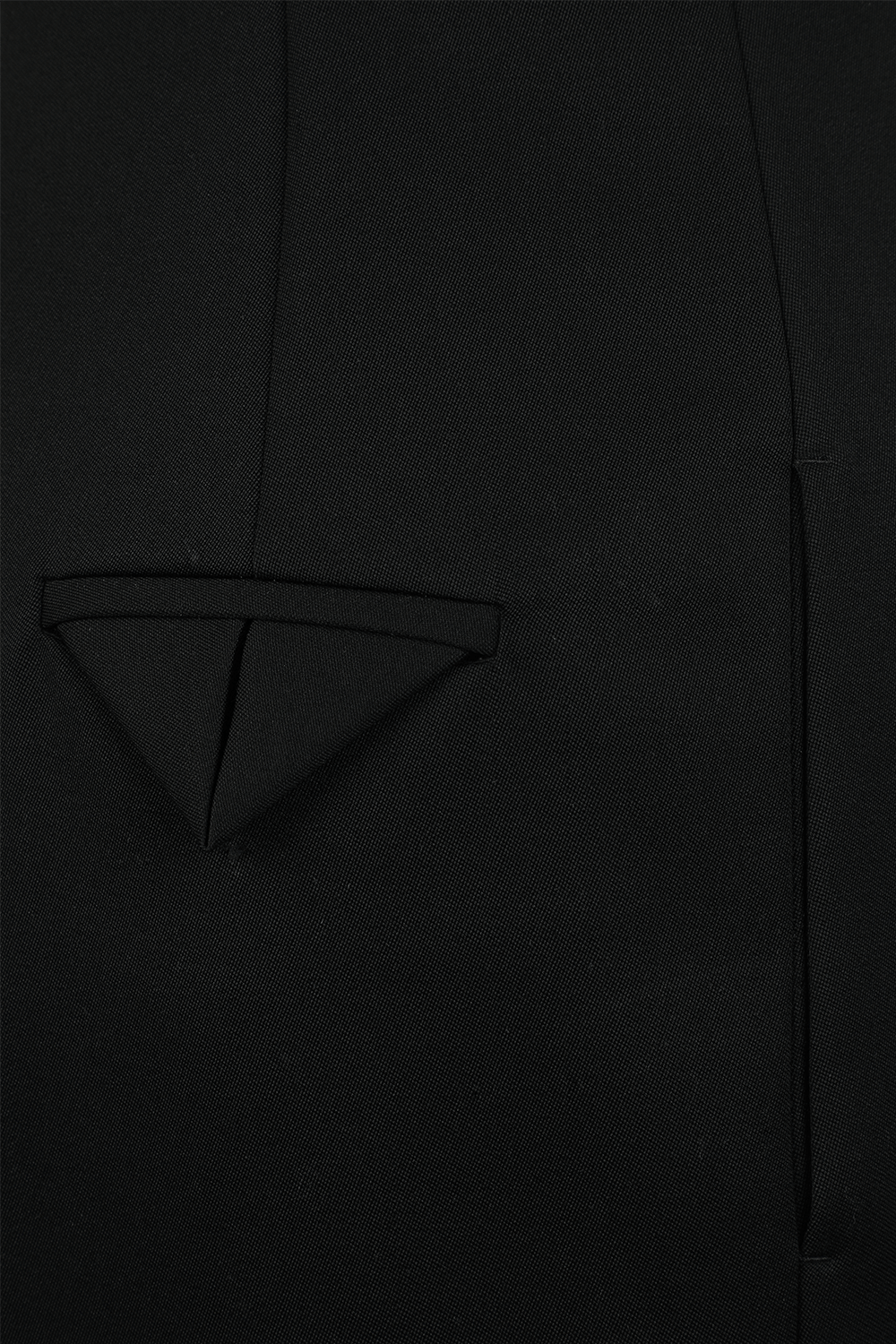 תמונה אחורית של אוברול מחויט שחור בגזרת סטרפלס