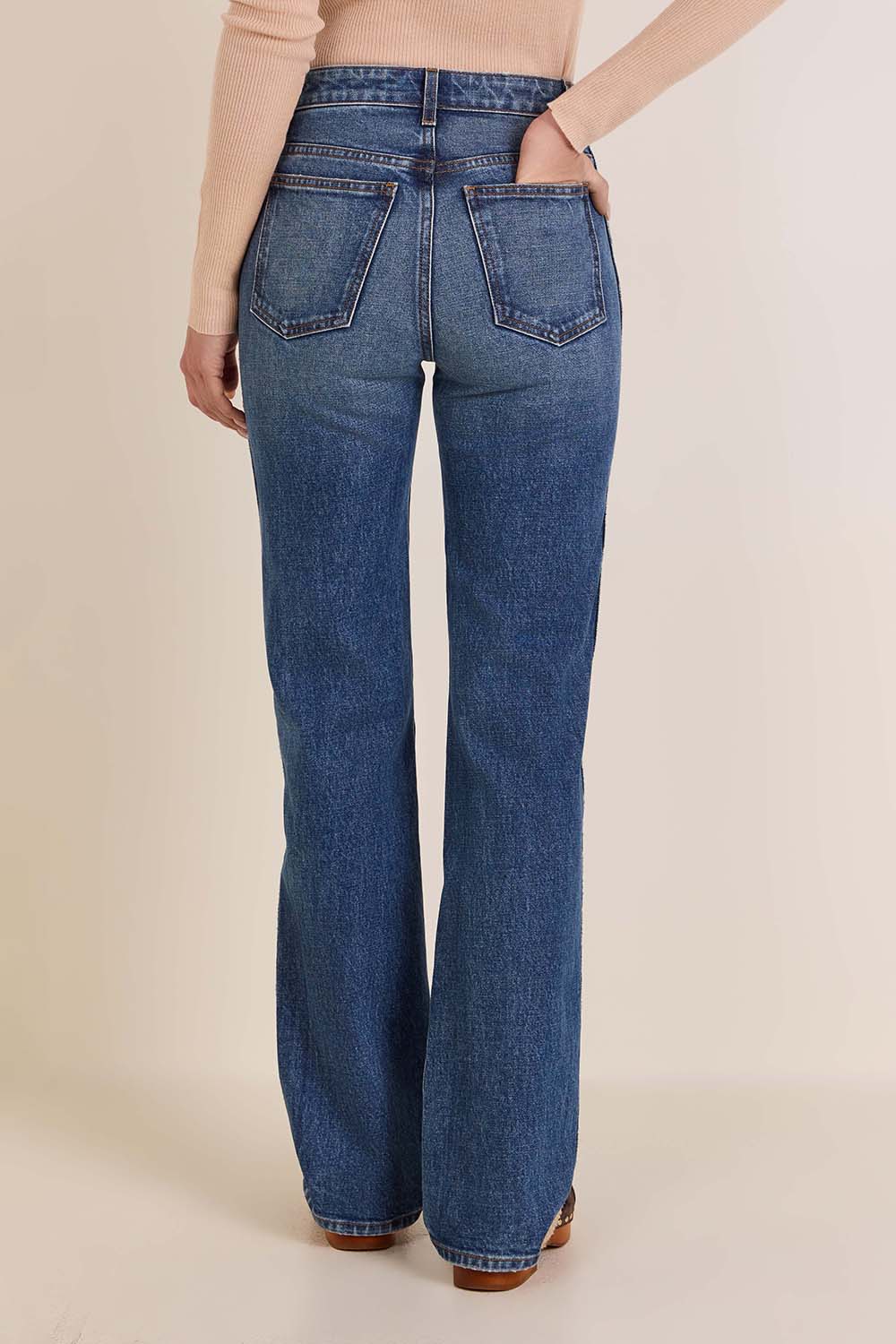 תמונת דוגמן אחורית של מכנסי ג'ינס בגזרה ישרה