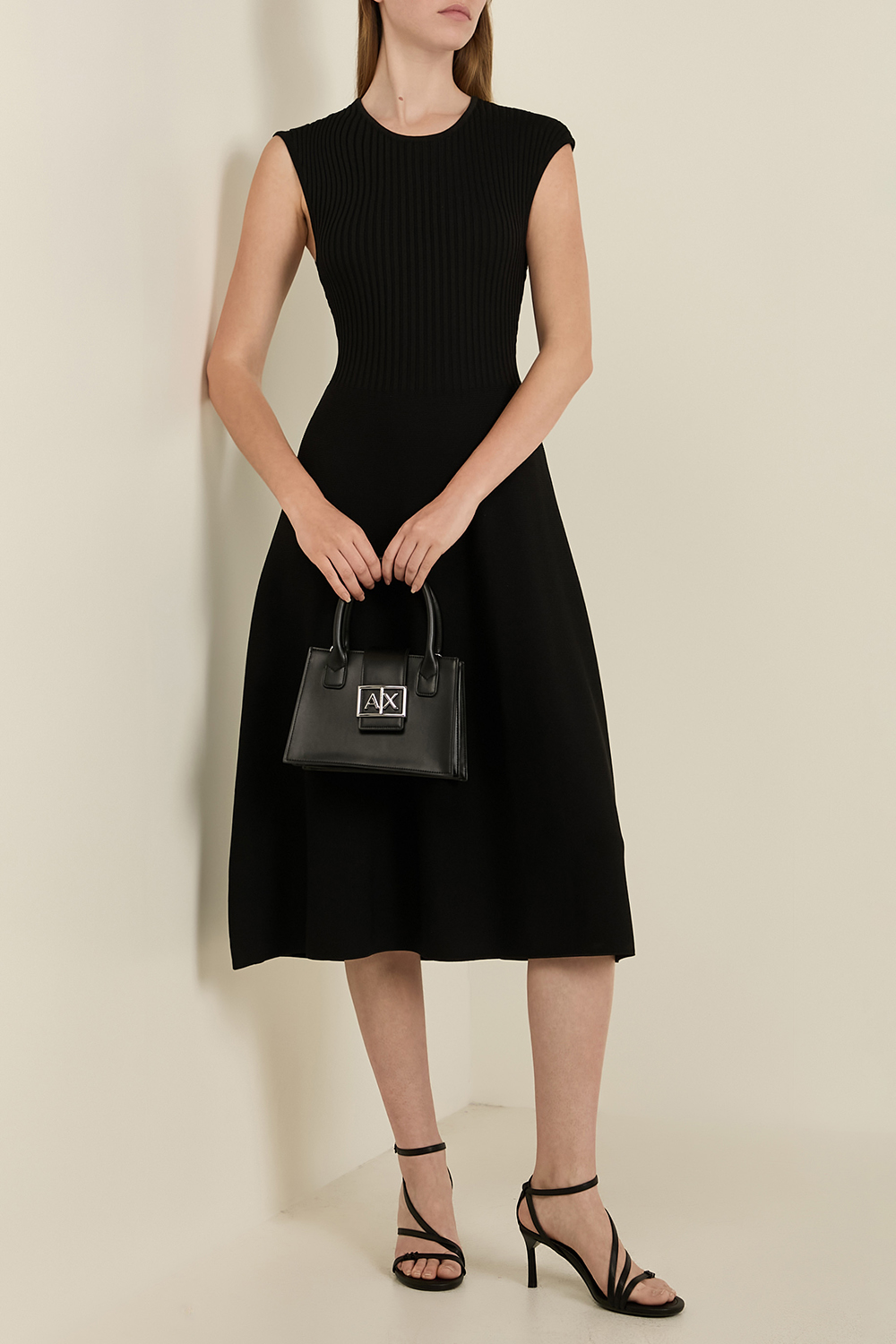 תמונת דוגמן קידמית של סנדלי עקב