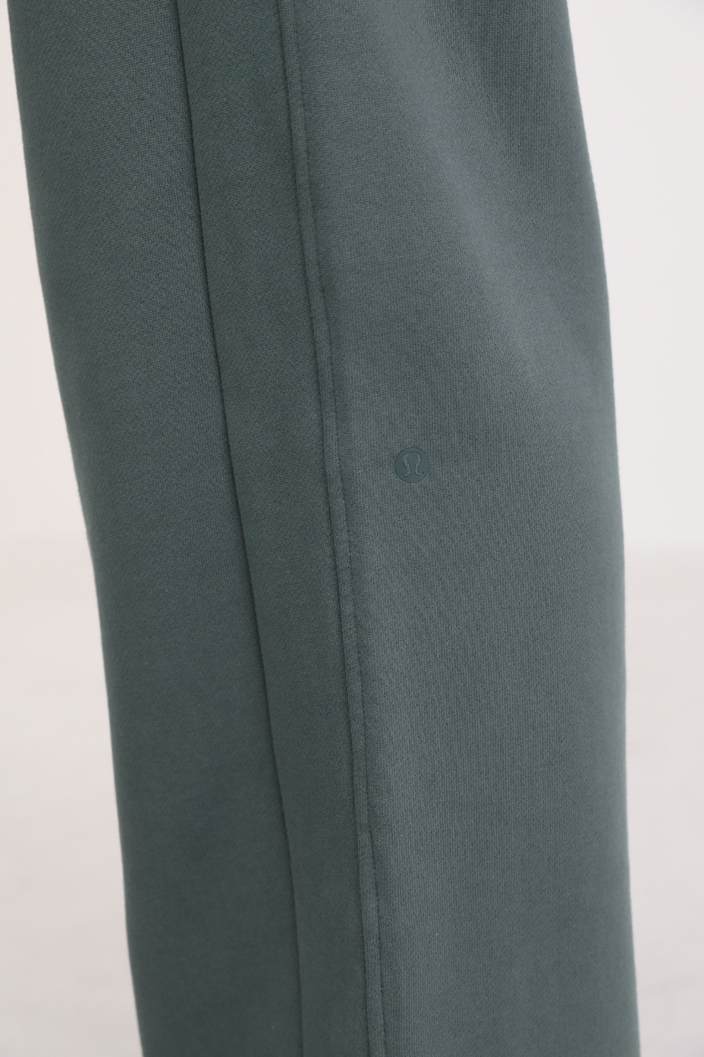 תמונת תקריב דוגמן של Scuba Mid-Rise Wide-Leg Pant