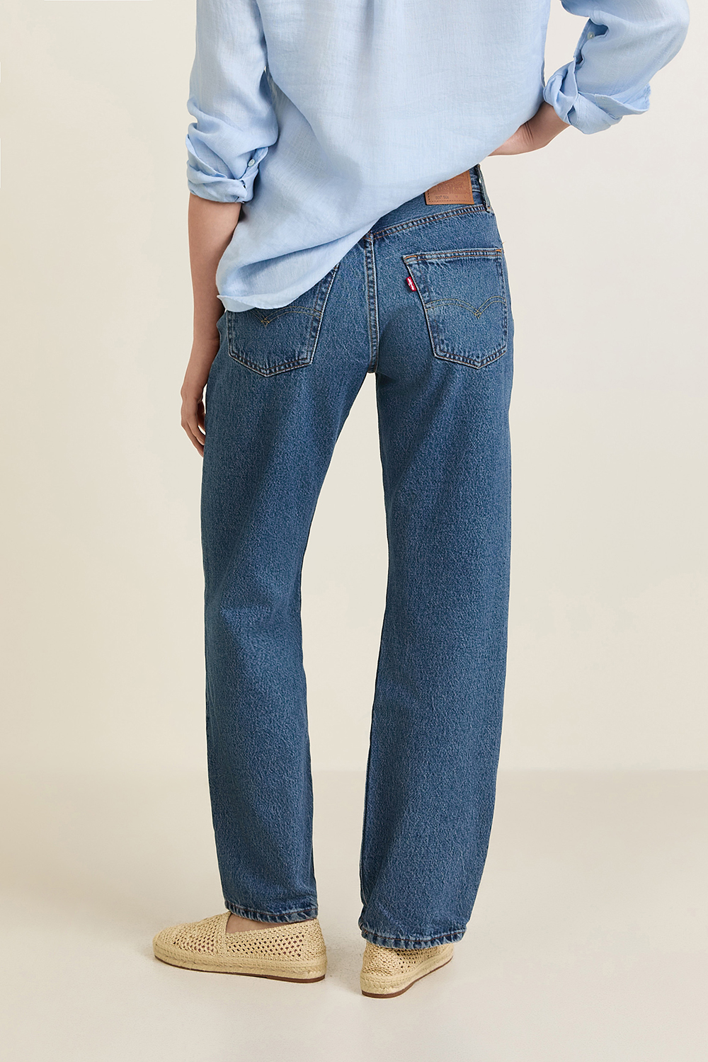 תמונת דוגמן אחורית של ג'ינס ישר