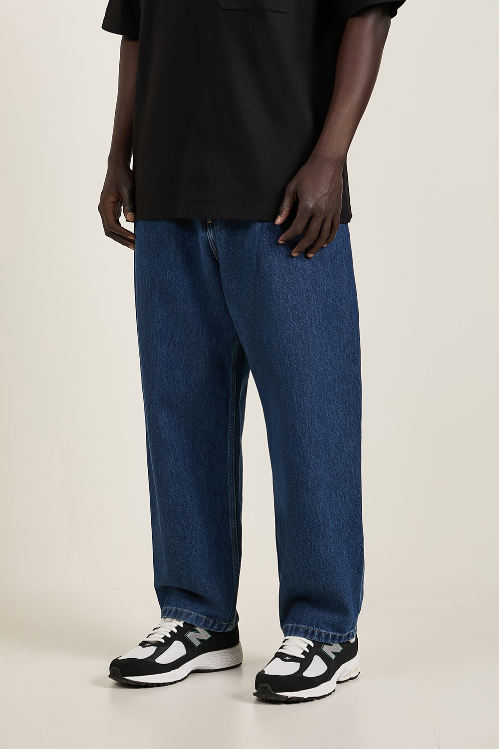 תמונת דוגמן קידמית של מכנסי ג'ינס בגזרה ישרה