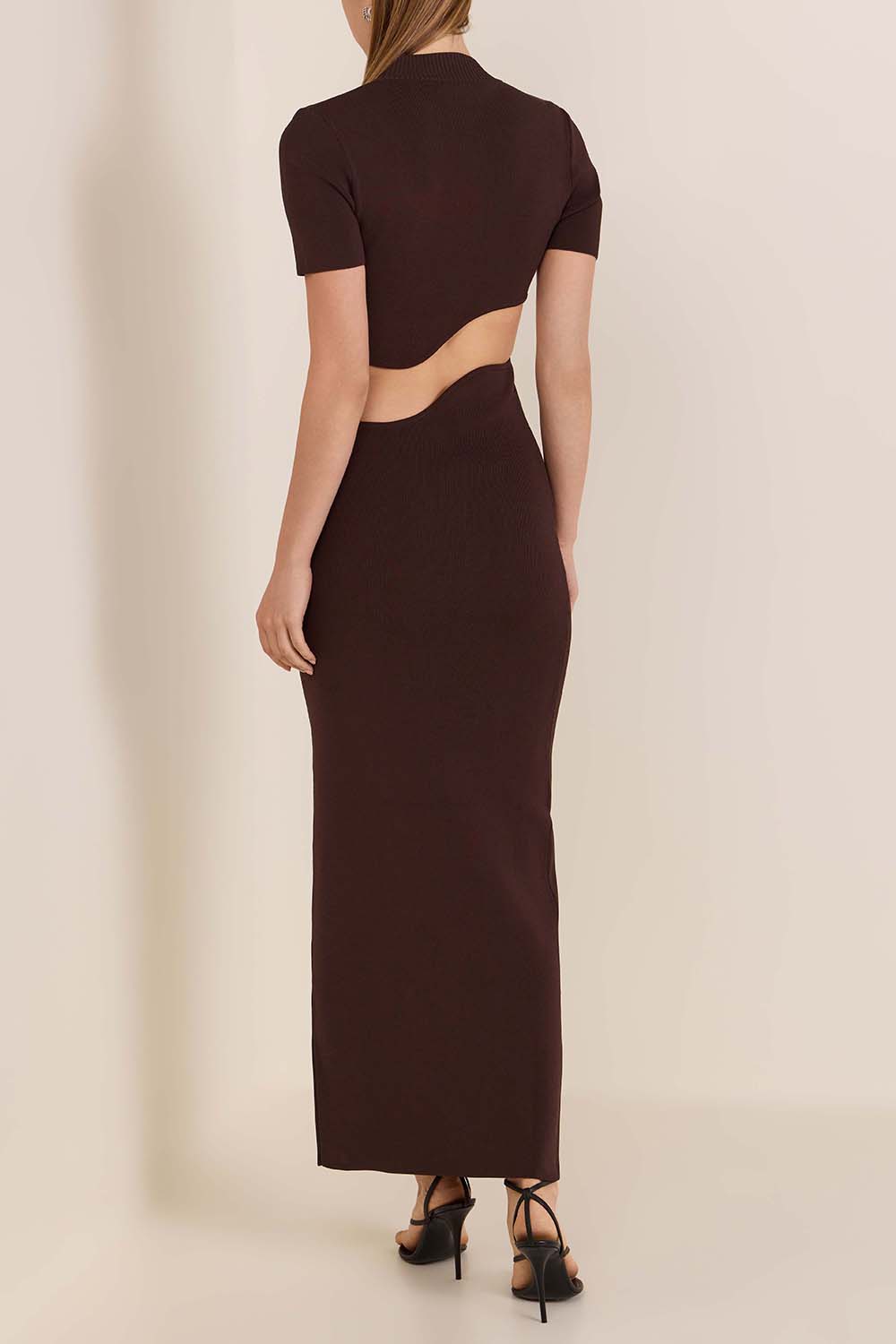 תמונת דוגמן אחורית של שמלת קאט-אאוט