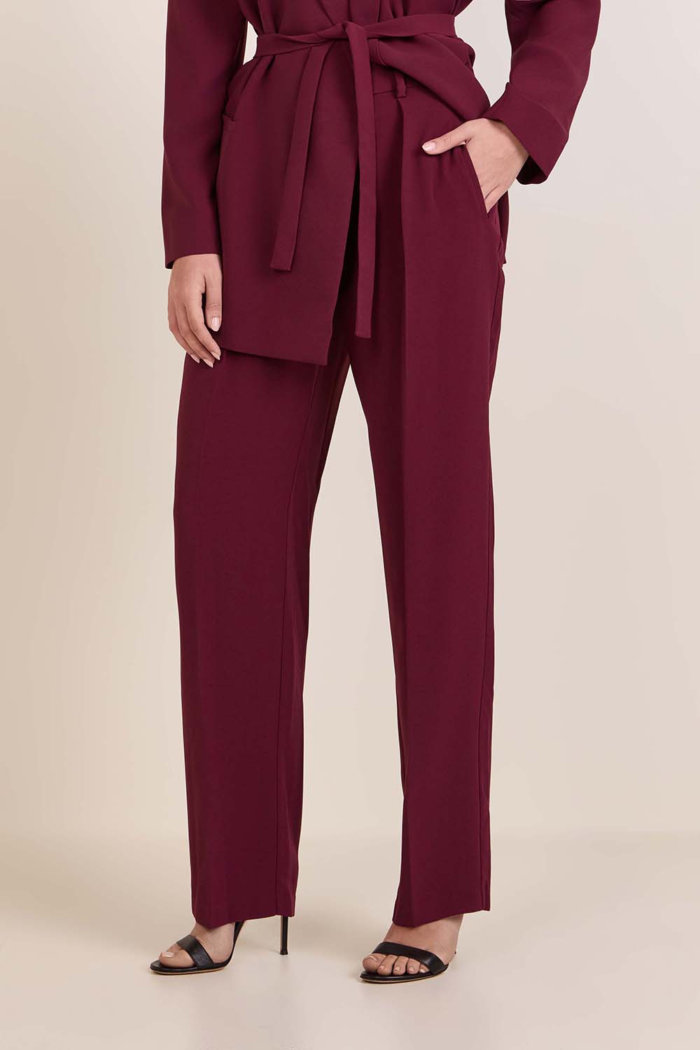 תמונת דוגמן קידמית של מכנסיים מחוייטים