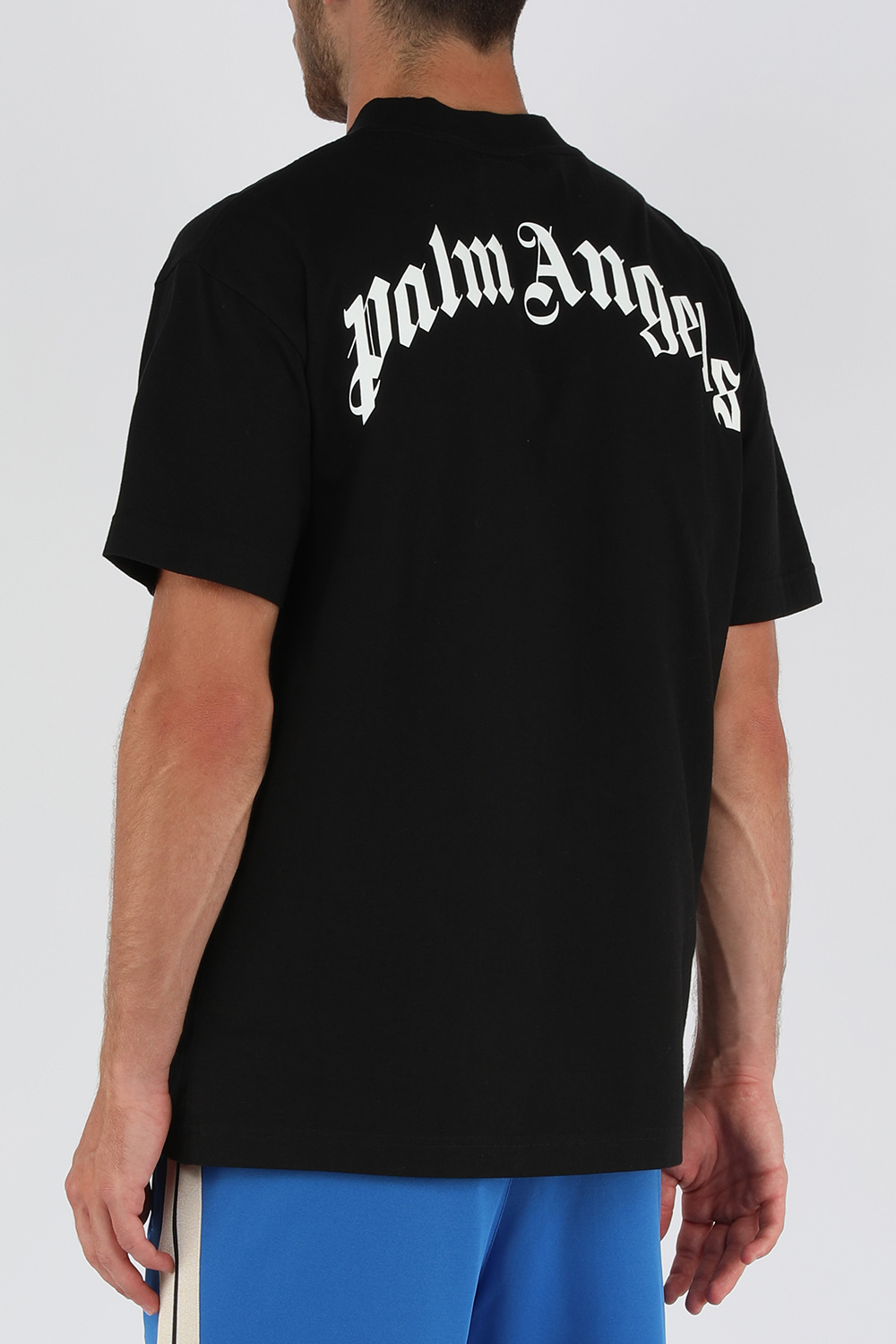 תמונת דוגמן אחורית של חולצת טי שחורה עם הדפס כריש