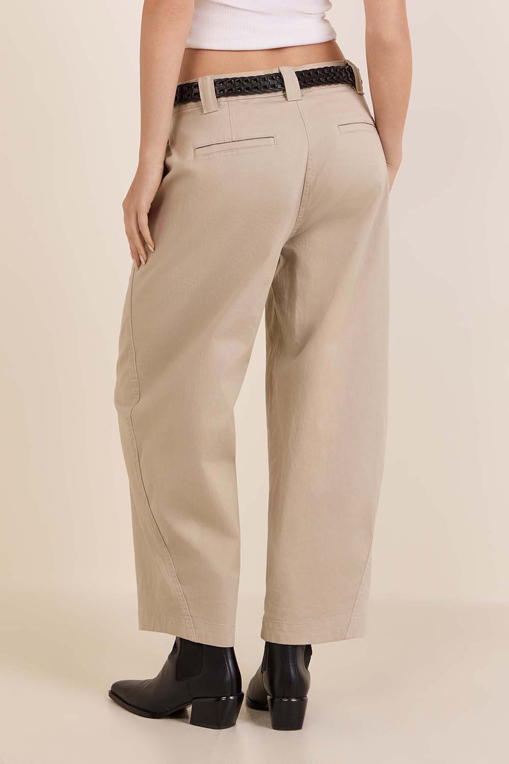 תמונת דוגמן אחורית של מכנסיים בגזרת בלון