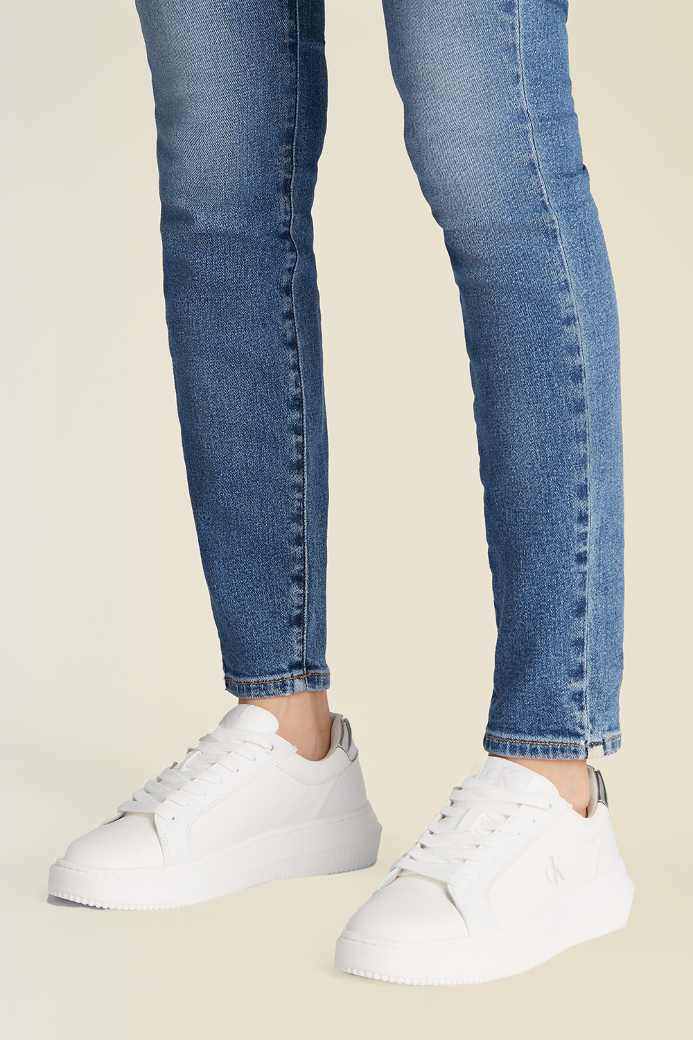 תמונת דוגמן קידמית של נעלי סניקרס