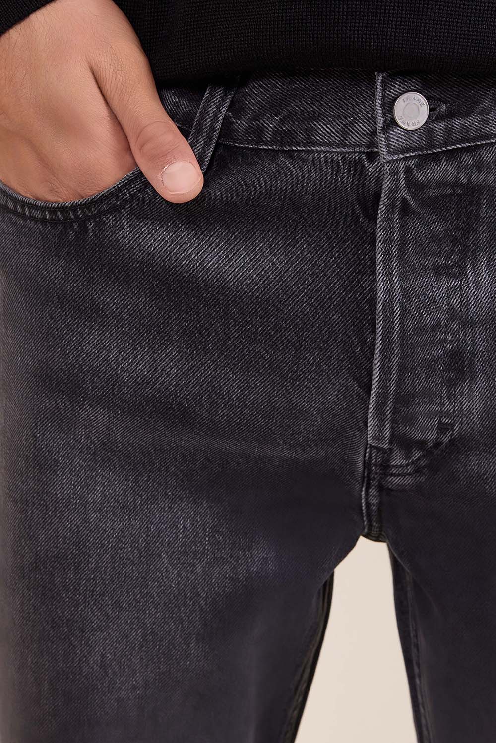 תמונת תקריב דוגמן של מכנסי ג'ינס בגזרה משוחררת