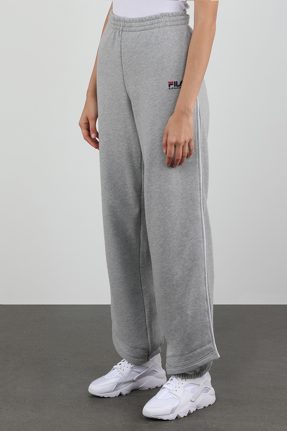 תמונת דוגמן קידמית של פילה X וואי פרוג'קט מכנסיים אפורים מתרחבים