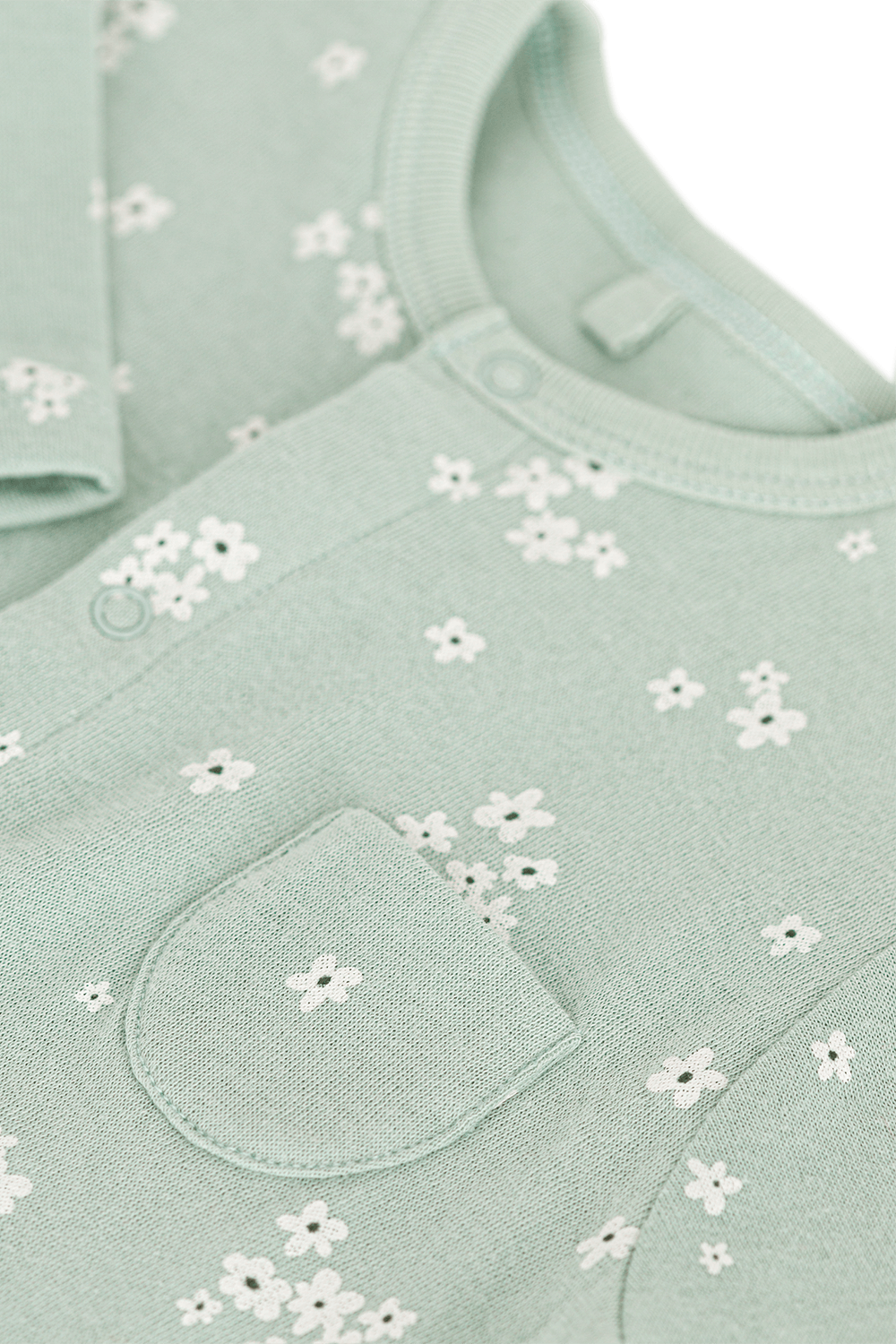 תמונת תקריב של אוברול מבד רך במיוחד - גילאי ניובורן-18 חודשים