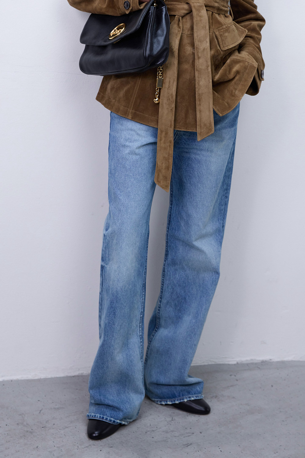 תמונת דוגמן קידמית של מכנסי ג'ינס בגזרה משוחררת