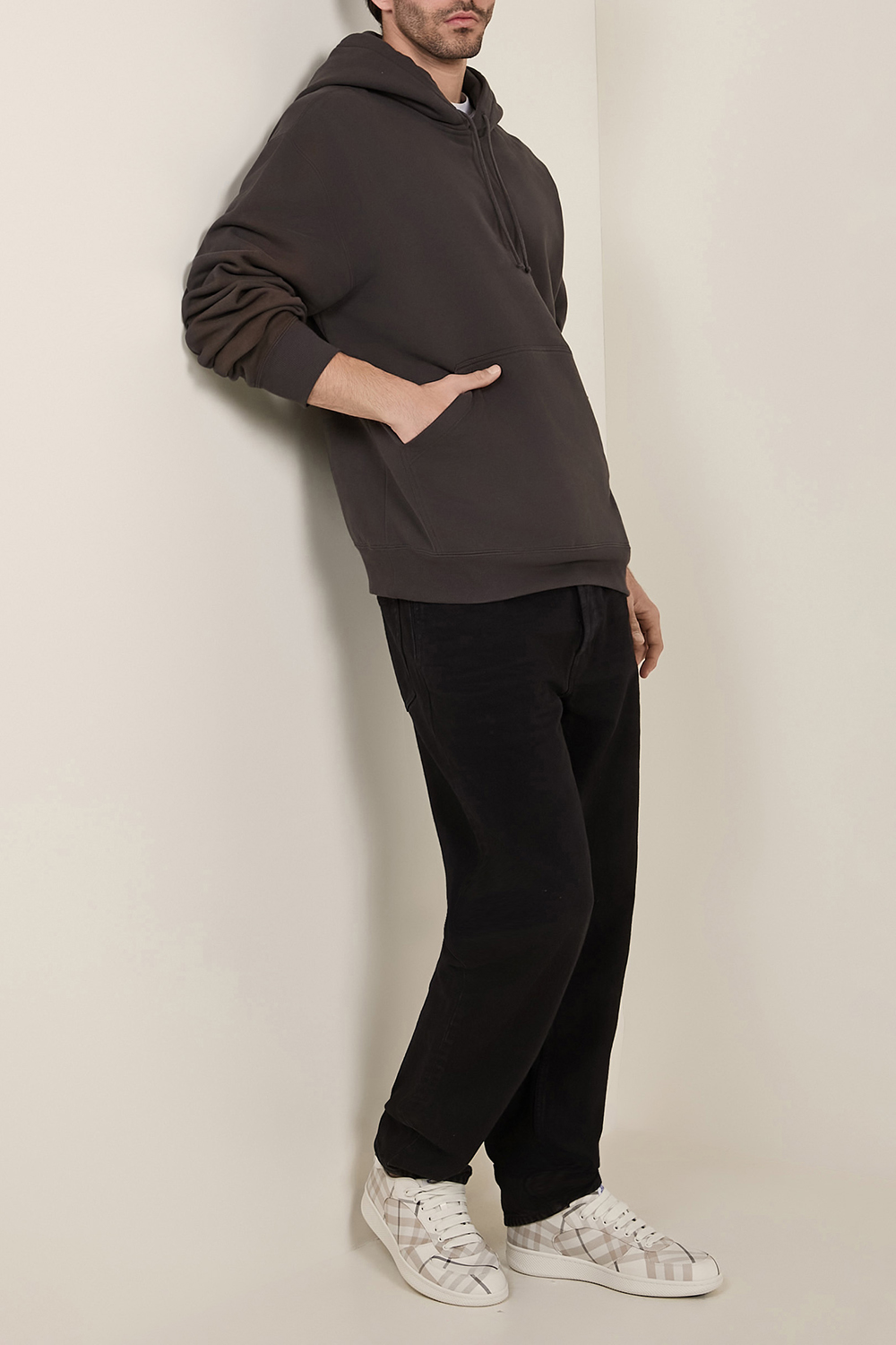 תמונת דוגמן קידמית של נעלי סניקרס