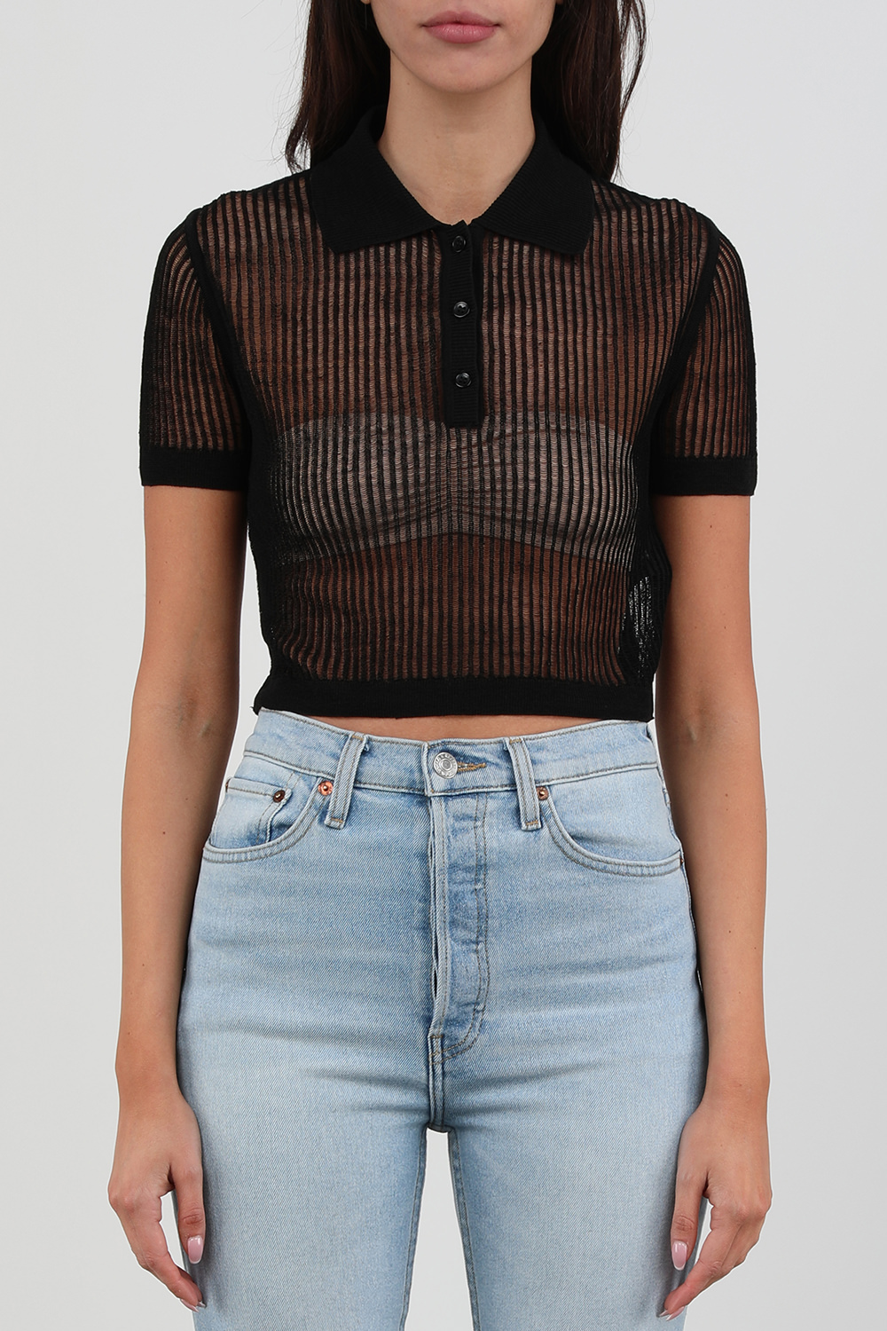 תמונת דוגמן קידמית של חולצת פולו קרופ שחורה עם שרוולים קצרים מפשתן ומשי