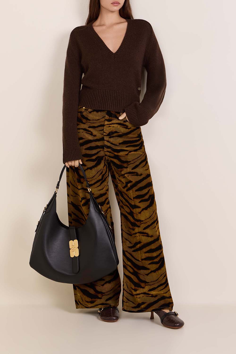 תמונת דוגמן קידמית של תיק כתף בגודל לארג'