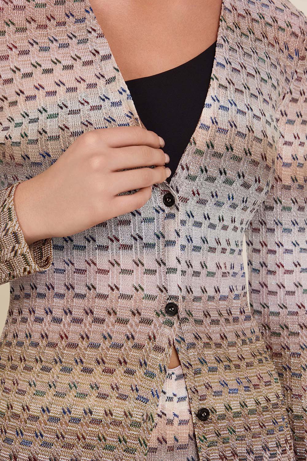 תמונת תקריב דוגמן של קרדיגן ארוך