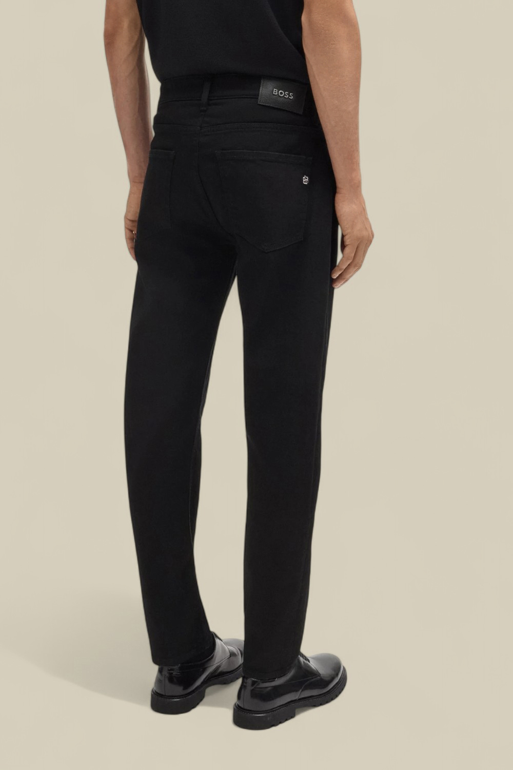 תמונת דוגמן אחורית של מכנסי ג'ינס בגזרה ישרה