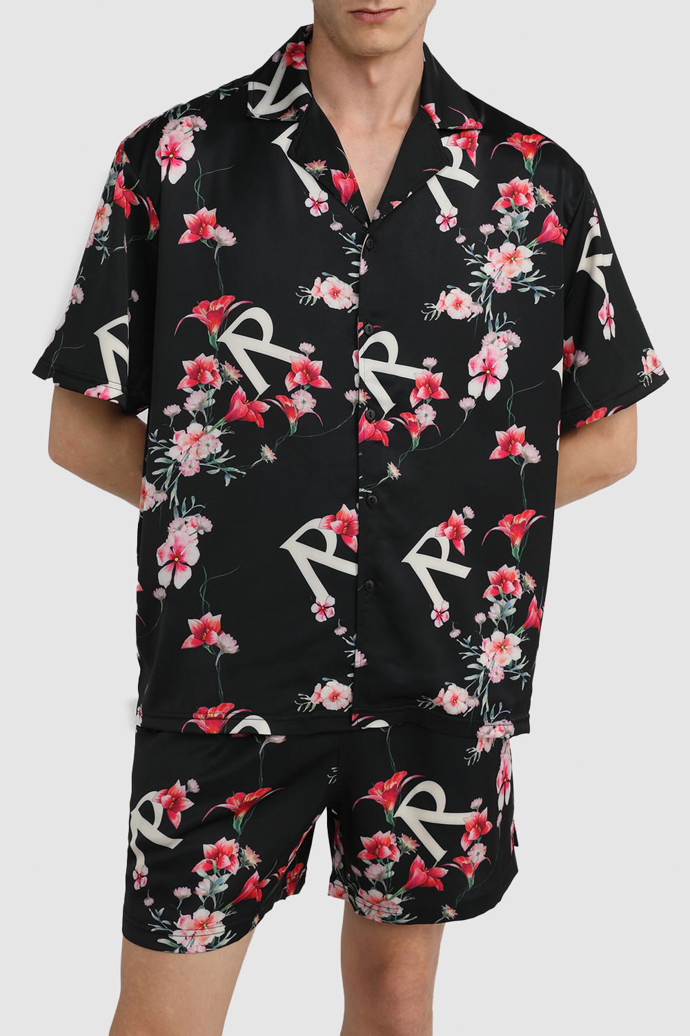 תמונת דוגמן קידמית של חולצה מכופתרת קצרה עם פרחים 