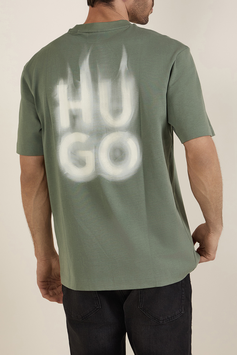 תמונת דוגמן אחורית של חולצת טי אוברסייז