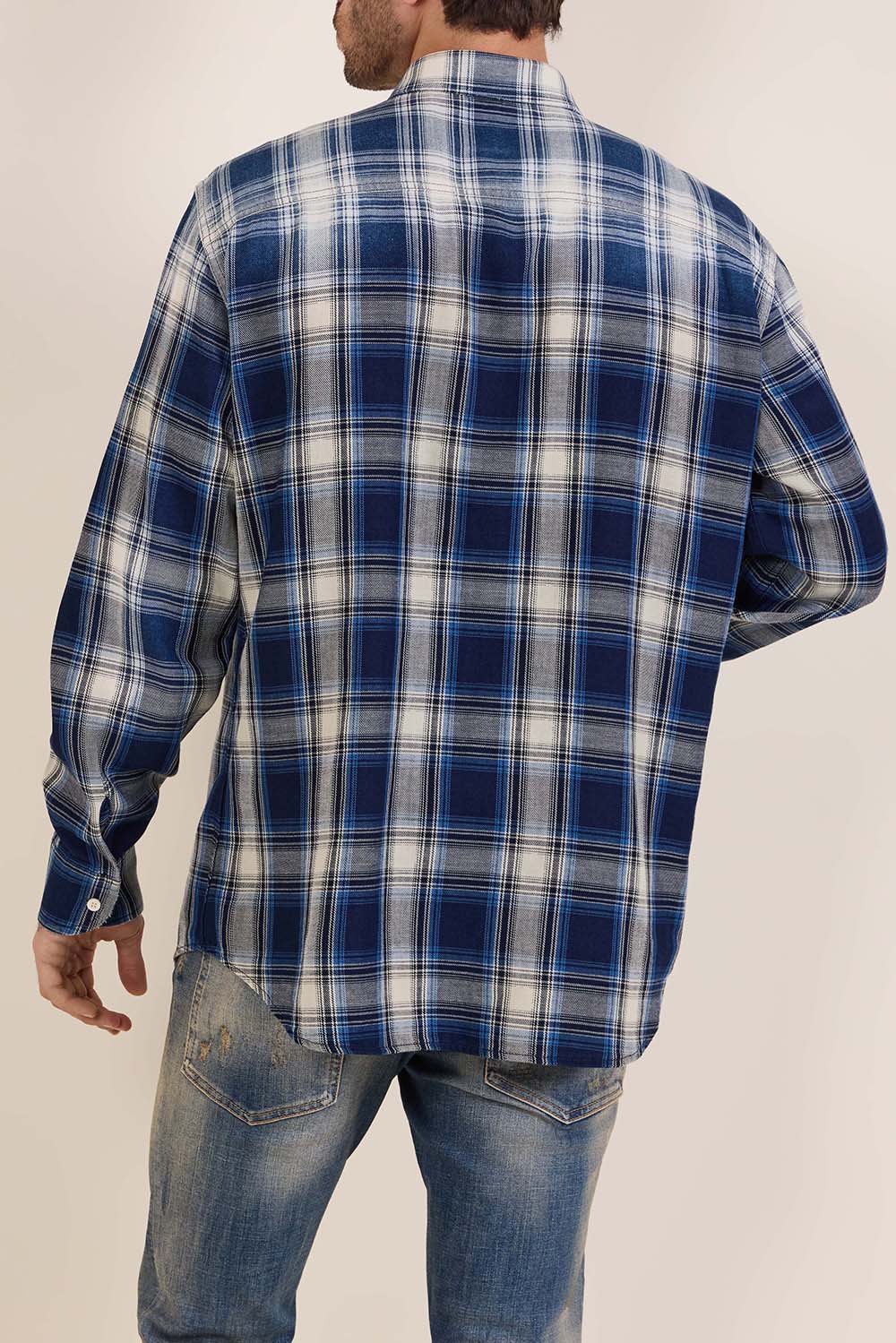 תמונת דוגמן אחורית של חולצה מכופתרת