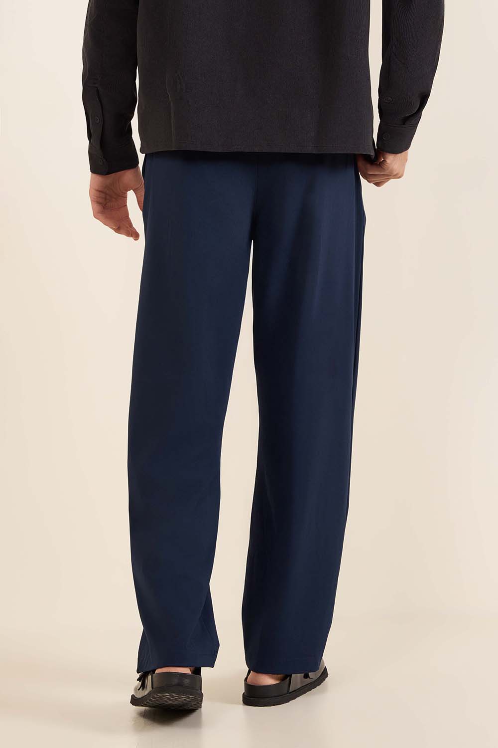 תמונת דוגמן אחורית של Daydrift Relaxed-Fit Pleated Trouser Regular