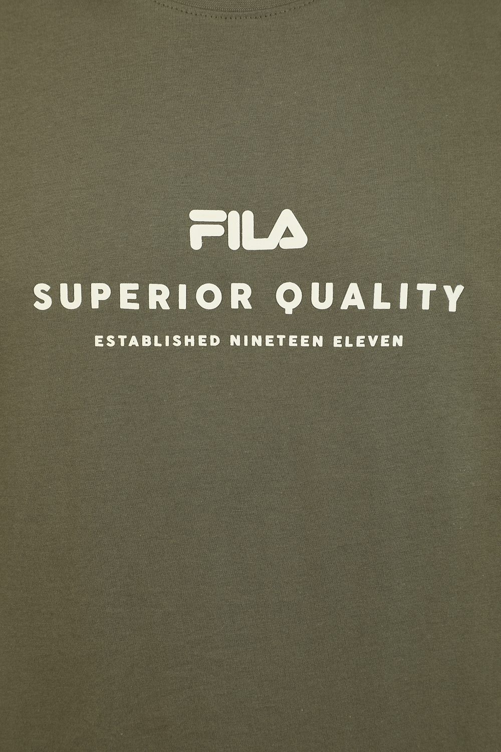 תמונה אחורית של חולצת טי עם לוגו בגוון ירוק זית