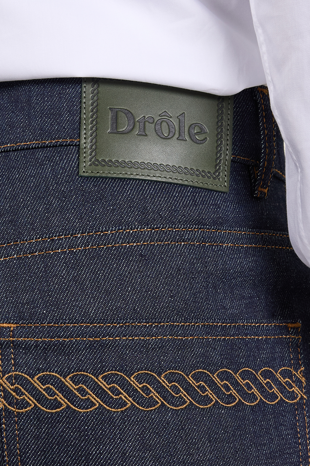 תמונת דוגמן אחורית של מכנסי גינס בגזרת באגי