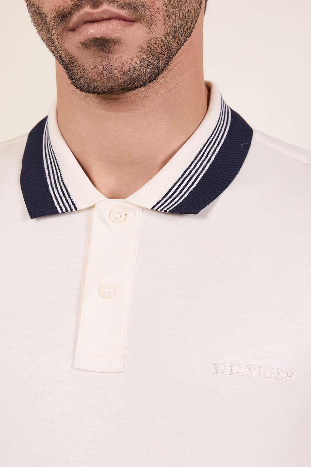 תמונת תקריב דוגמן של חולצת פולו