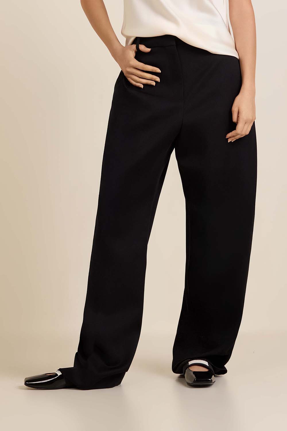 תמונת דוגמן קידמית של מכנסיים מחוייטים