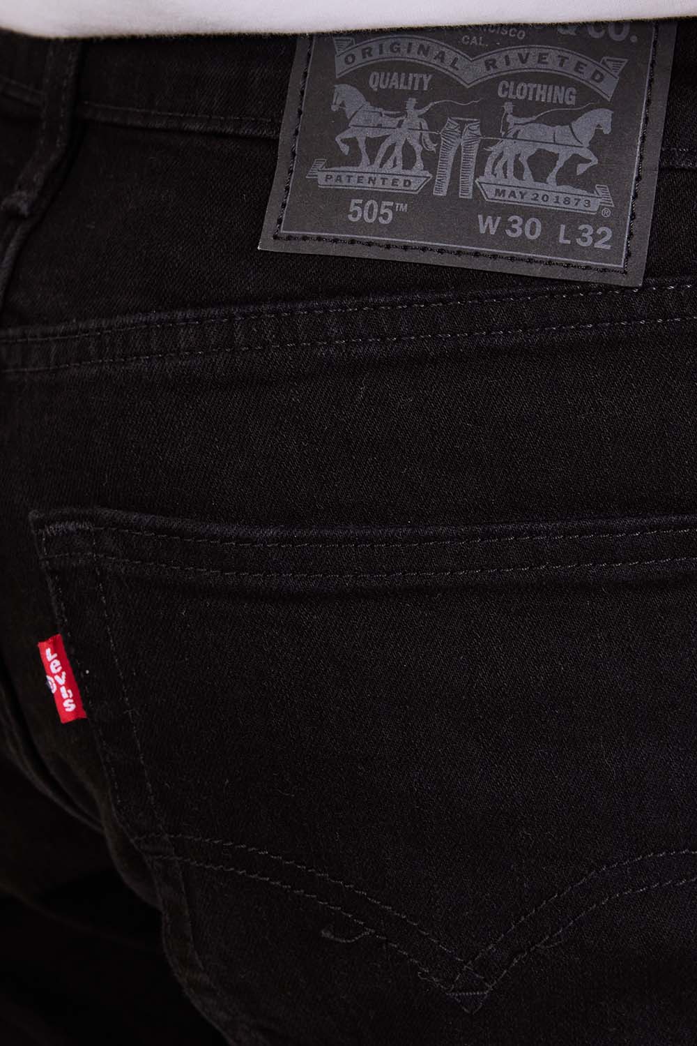 תמונת תקריב דוגמן של מכנסי ג'ינס 505