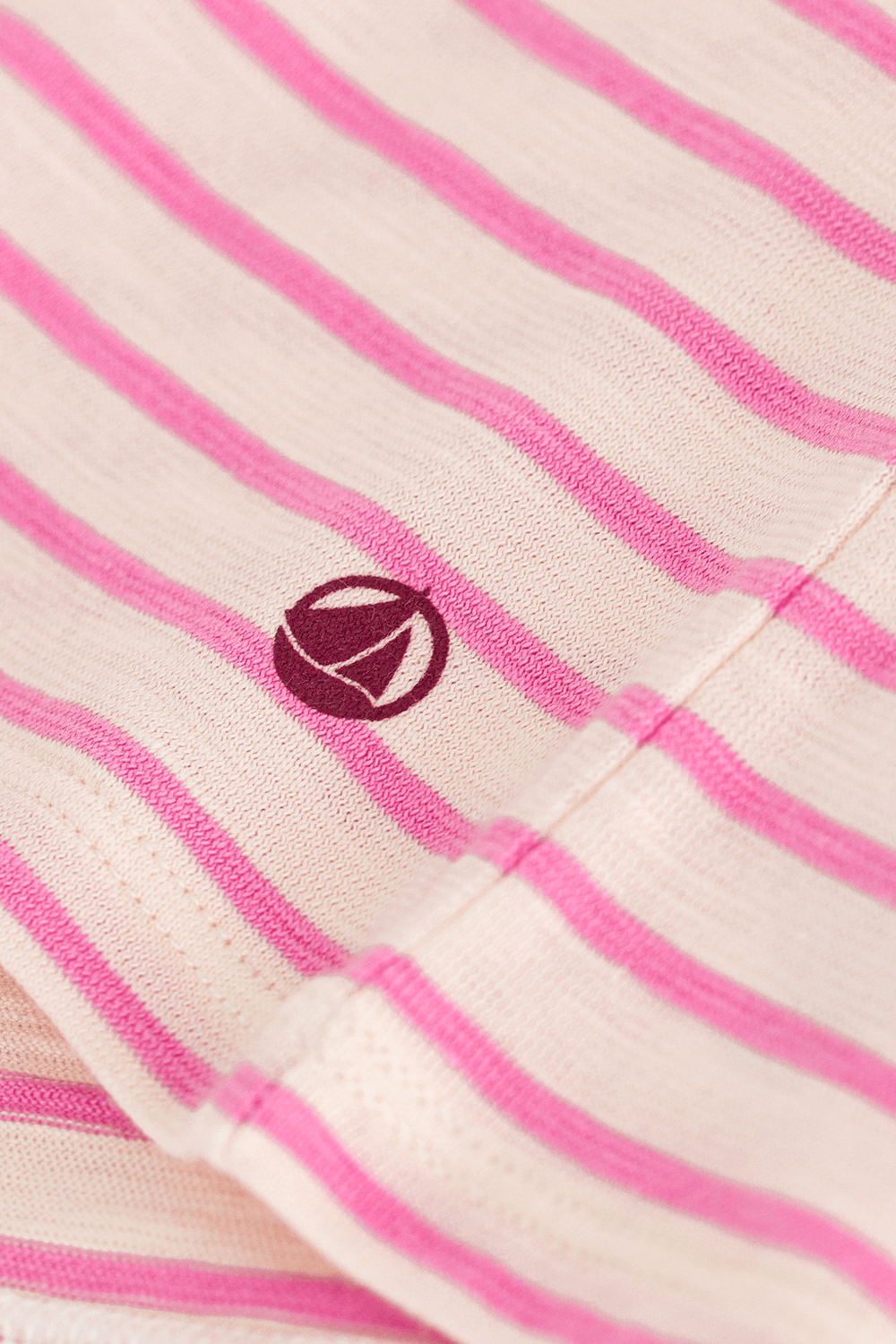 תמונת תקריב של חולצת טי - גילאי 6-12 שנים