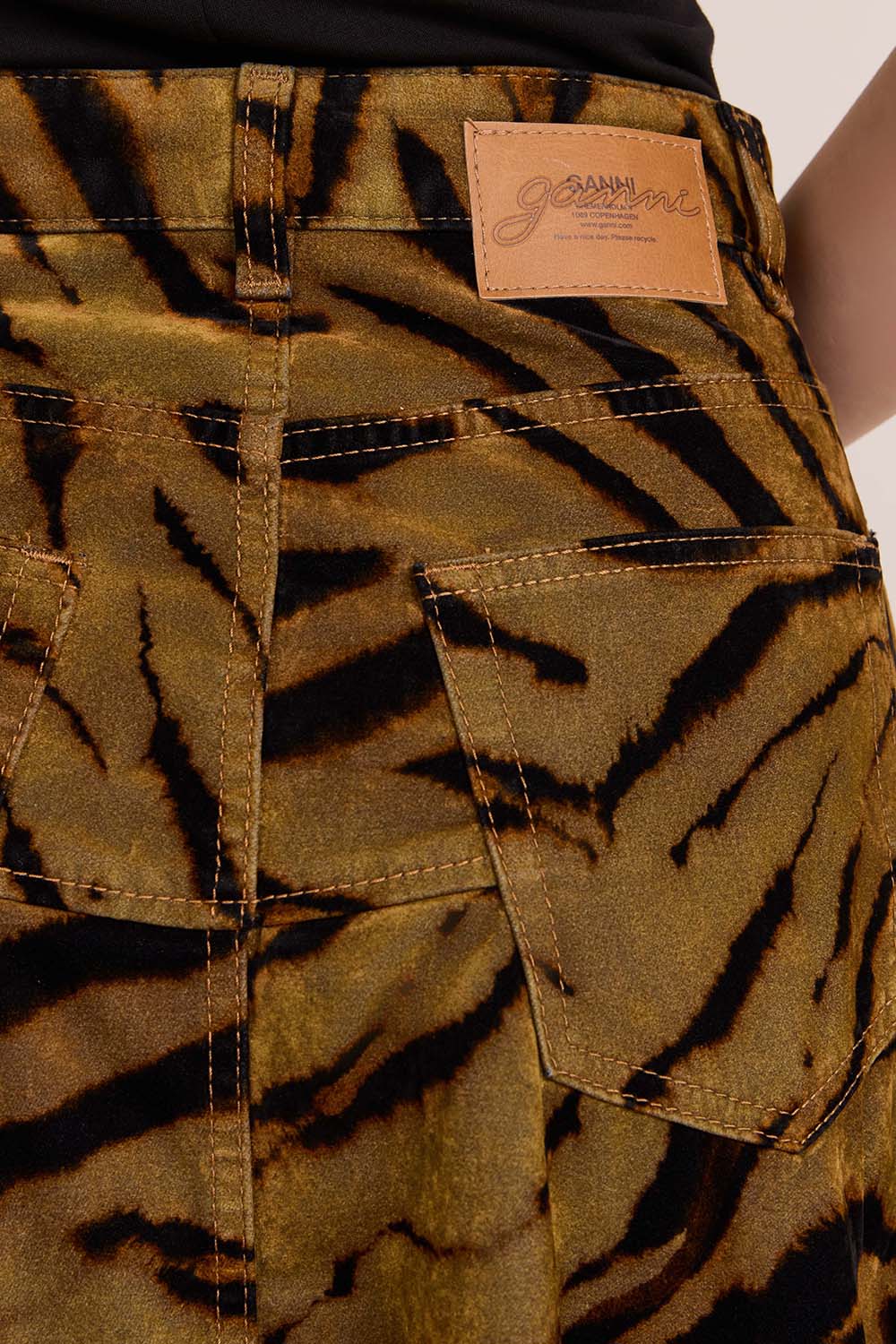 תמונת תקריב דוגמן של חצאית מקסי בהדפס טייגר