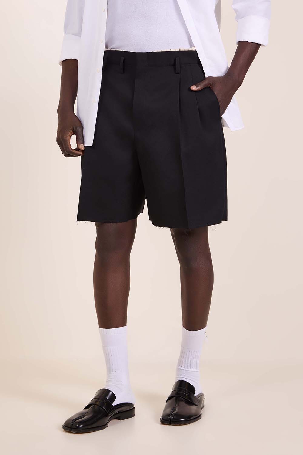 תמונת דוגמן קידמית של מכנסיים קצרים מחוייטים