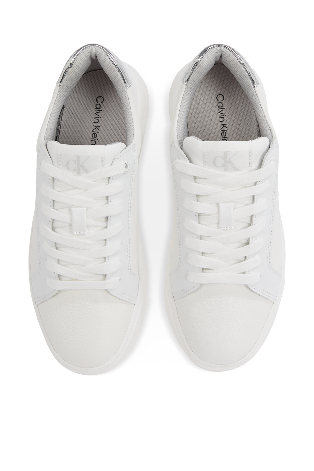 תמונת פנים של נעלי סניקרס